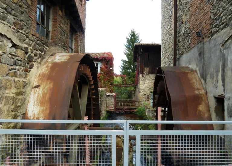 Roue du moulin sur la Dore