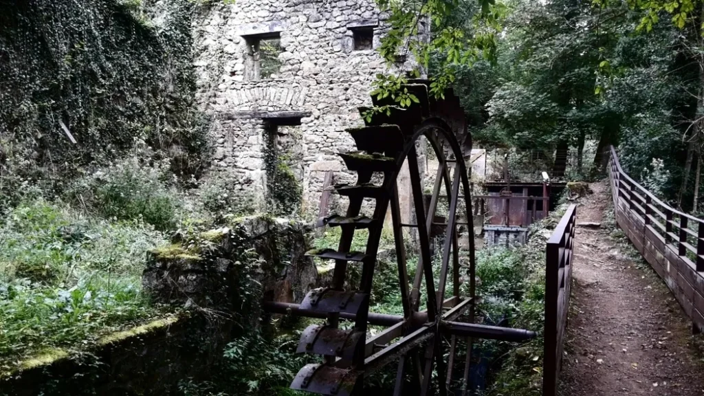 Vallée des Rouets, sentier de randonnée accessible depuis le Moulin de Thiers